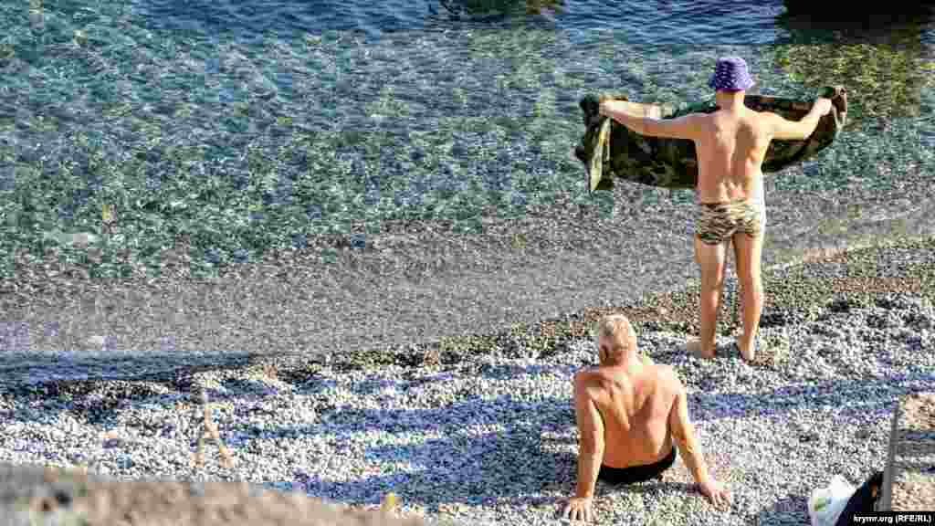 Але це не зупиняє любителів покупатися в цю пору року