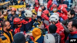 Թուրքիա, փրկարարները փորձում են օգնություն ցույց տալ երկրաշարժից տուժածներից մեկին, Էլազիգ նահանգ, 25 հունվարի, 2020թ.