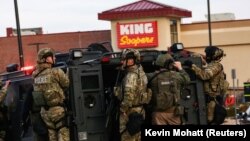 Ոստիկանները հրաձգությունից հետո՝ դեպքի վայրում, Բոուլդեր, 23-ը մարտի, 2021թ․