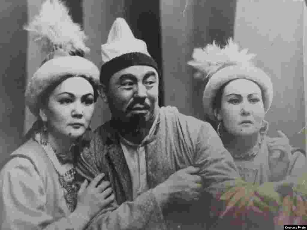 Сейитказы Андабеков чыгармачылык жолун 1938-жылы баштаган.