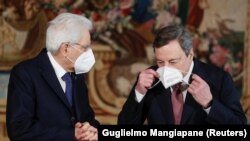 Прем’єр-міністр Італії Маріо Драгі (праворуч) і президент країни Серджо Маттарелла, Рим, 13 лютого 2021 року