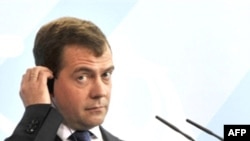 От Владимира Путина Дмитрию Медведеву досталась традиция трудных переговоров с Михаилом Саакашвили. Многие грузинские эксперты надеются, что на этой встрече лидеры двух стран услышат друг друга