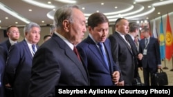 Премьер-министр Кыргызстана Сапар Исаков (справа) и президент Казахстана Нурсултан Назарбаев. Сочи, 11 октября 2017 года.