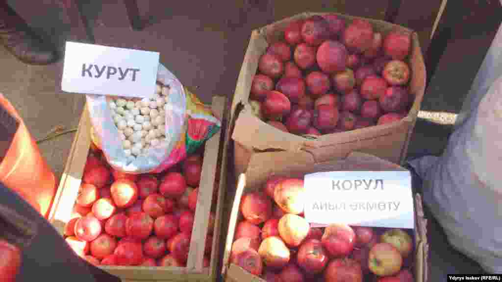 Шаар күнүнө арналып өтүп жаткан &quot;Алтын күз&quot; жармаңкесинде жашылча-жемиштерден тарта, балык, уй, кой, топоз эттери жана сырага чейин тизилип турду.&nbsp;