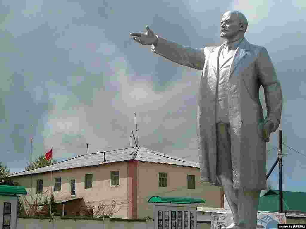 Талас. Лениндин эстелигин 2000-жылдары борбордук аянттан шаардык маданият үйүнүн алдына которушкан. (Архивдик фото)