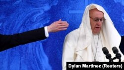 Папа Франциск при сильном ветре выступает перед верующими в Ирландии