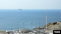 Каспийдин жээгиндеги мунай соруп алчу станция