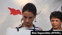 Активистки выступают против проверок невест на девственность. Тбилиси, 30 июля 2013 года.  