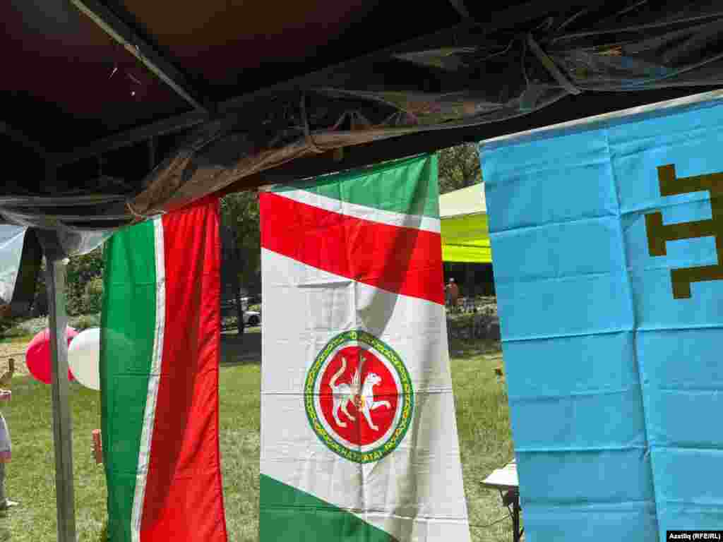 Татарстан һәм кырымтатар байраклары