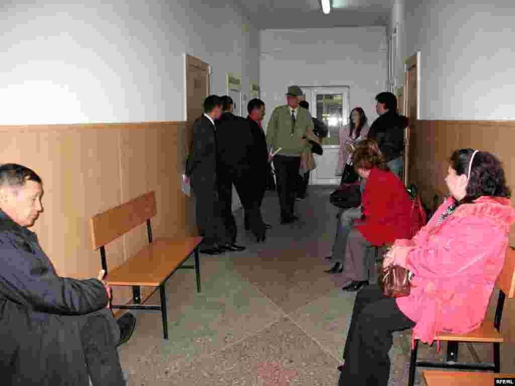 Тем временем, был суд над газетой "Алма-Ата Инфо", газета была приостановлена. Алматы, 18 марта 2009 года.  - Тем временем, был суд над газетой "Алма-Ата Инфо", газета была приостановлена. Алматы 18 марта 2009 года. 