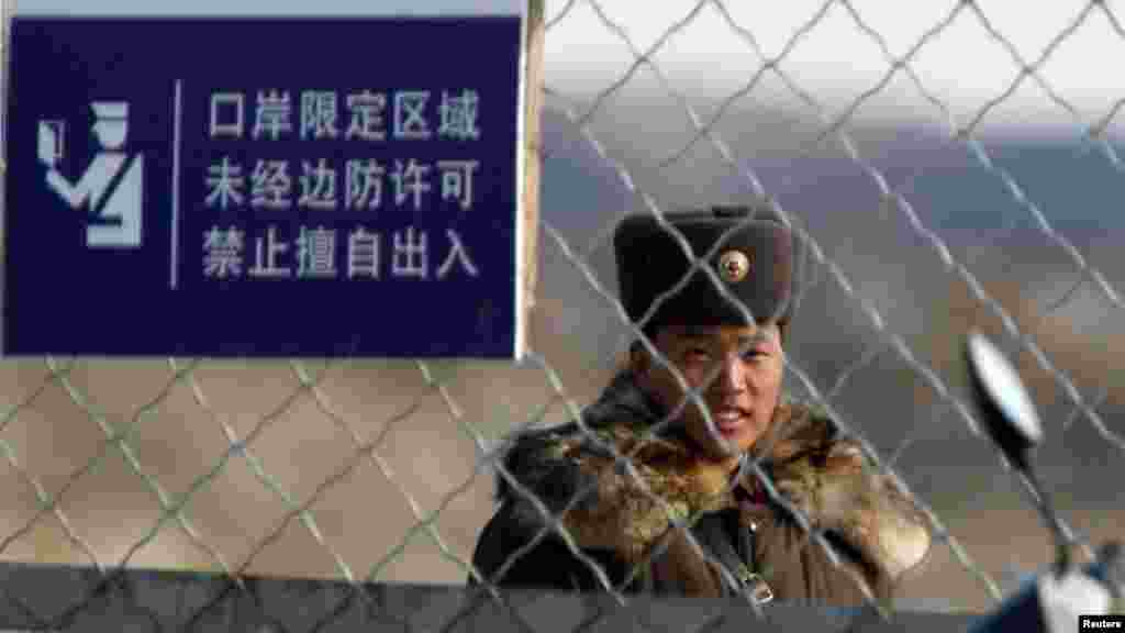 Солтүстік Корея армиясының сарбазы.