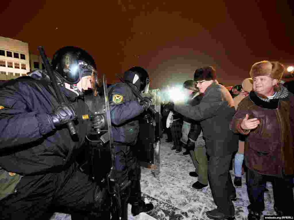 Wakada howpsuzlyk güýçleri dürre taýaklar bilen adamlary ýençdiler we ýüzlerçe adamy tussag etdiler.