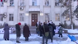 COVID-19: Министрлик алдындагы митинг