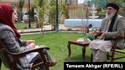 د حزب اسلامي ګوند مشر ګلبدین حکمتیار د ازادي راډيو له خبریالې فیروزې عزیزي سره د مرکې په حال کې