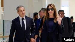 Франциянын мурдагы президенти Николя Саркози жубайы менен. Париж, 25-сентябрь, 2025-жыл