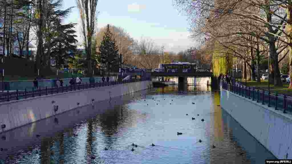 Мулистих острівців посеред бетонного русла тепер не видно. На одному з них жила самотня сіра чапля, якій колишня глава російської адміністрації міста Наталя Маленко хотіла поставити пам&#39;ятник. Після очищення річкового русла птаха зникла, а про пам&#39;ятник вже не згадують