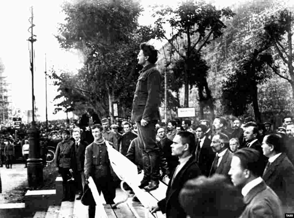 Лев Троцкий Москвадагы Коммунисттик партиянын штабындагы жардыруудан каза болгондорго таазим кылууда. 1919-жылдын 26-сентябрында анархисттер Коммунисттик партиянын Москвадагы штабында жардыруу уюштуруп, 12 киши каза тапкан, 55 киши жараат алган.&nbsp;&nbsp;