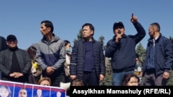 Активист Жанболат Мамай (в центре) проводит митинг «против китайской экспансии». Эта акция была согласована, когда Алматы находился в «красной зоне». 27 марта 2021 года.