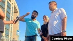 Алишер Сахатов (крайний слева) и другие туркменские активисты дают интервью турецким журналистам после жестокого избиения представителями дипкорпуса дипкорпуса Туркменистана. Стамбул, 2021 год.