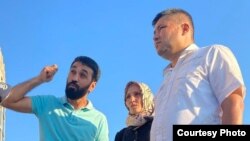 Алишер Сахатов (слева) и другие туркменские активисты