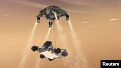 "Curiosity" robotynyň Marsa gonuşyny görkezýän bir şekil. 