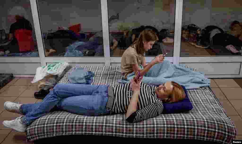 Люди укрываются на станции метро во время воздушной тревоги в связи с нападением России на Украину, Киев, Украина, 21 августа 2025 года. REUTERS/Алина Смутко 