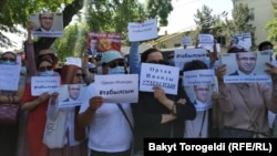 “Сапат” билим берүү мекемесинин президенти Орхан Инандыны табууну талап кылган жарандар Түркиянын Кыргызстандагы элчилигинин астында. 02.06.2021