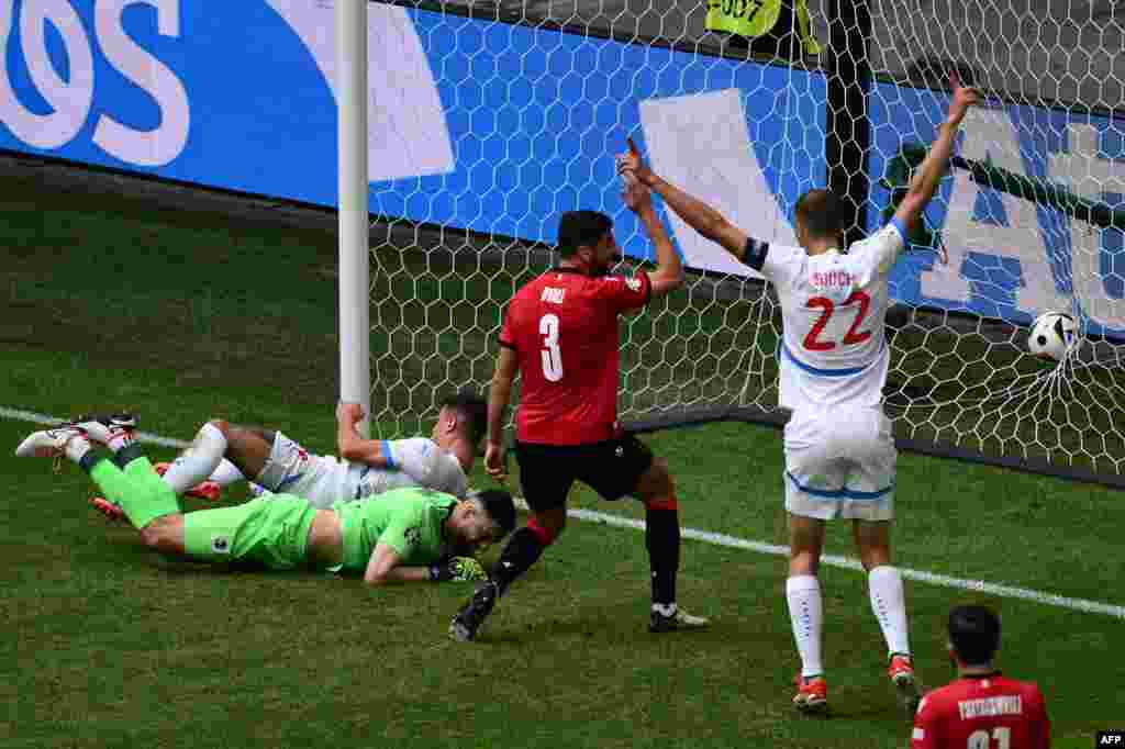 Форвард сборной Чехии Адам Гложек забил гол на 23-й минуте матча, но после подсказки VAR арбитр зафиксировал игру рукой и отменил взятие ворот