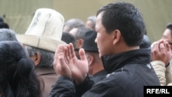 Медет Садыркуловду акыркы сапарга узатуу зыйнатынан, 2009-жылдын 12-апрели. 