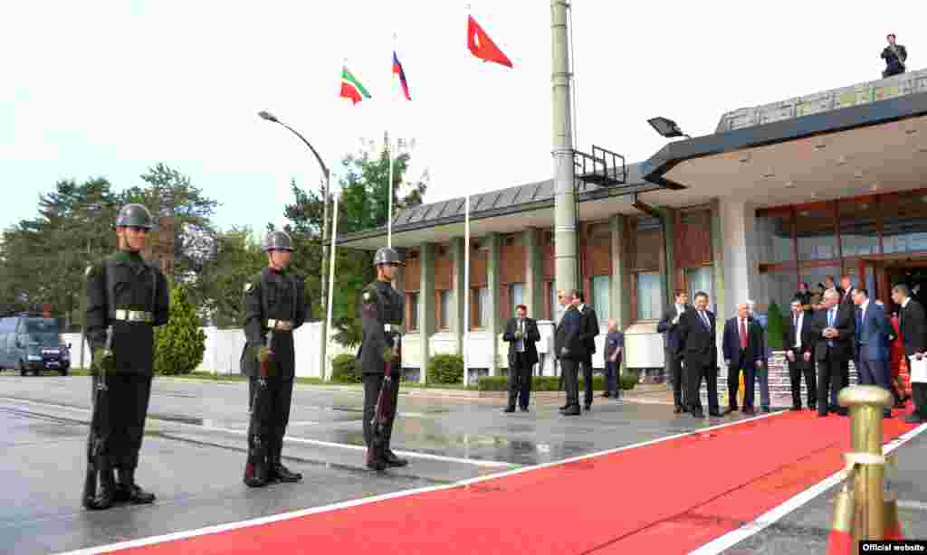 Анкара һава аланында Татарстан президенты Рөстәм Миңнехановның килүен көтәләр