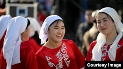 <p>Оштун башкы аянтындагы Нооруз. Улуттук кийимчен кыздар 