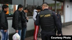 Орусиядагы мигранттар рейд учурунда. (архивдеги сүрөт)