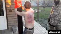 Скриншот с видео, демонстрирующего избиение заключенного