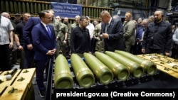Президент України Володимир Зеленський під час відвідин у США заводу, де виробляють складові частини артилерійських і мінометних снарядів. Скрентон, вересень 2024 року
