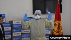 АКШнын Эл аралык өнүктүрүү агенттиги (USAID) жана Дүйнөлүк банк коронавирустан коргонуу үчүн Кыргызстанга атайын медициналык каражаттар түрүндөгү гуманитардык жардам тапшырды.
