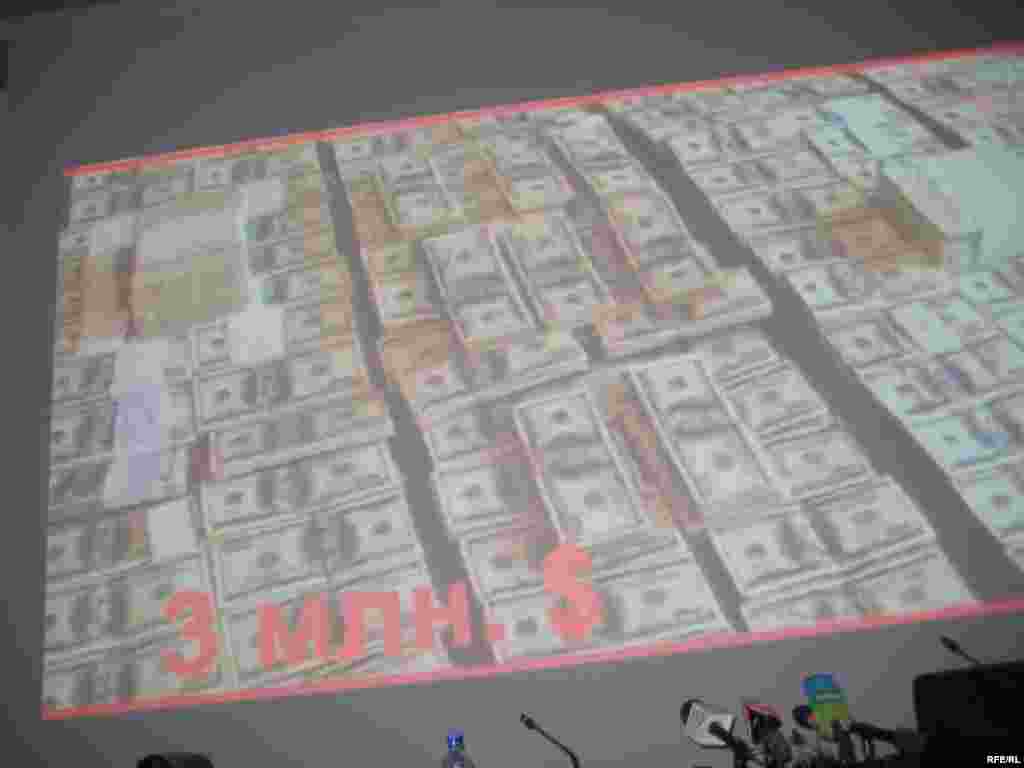 Kazakhstan – US dollars money allegedly belonged to Mukhtar Dzhakishev's blach foundation. Video by Kazakh KNB demonstrated to journalists. Astana, 1Jun2009  - Пачки долларов из якобы «черной кассы» Мухтара Джакишева. Видеосъемка КНБ. Астана, 1 июня 2009 года. 