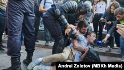 Москва. 3 августдаги намойиш иштирокчиларидан бирининг қўлга олиниши.