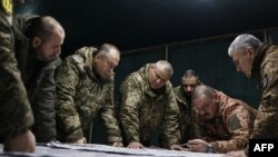 Новый главком Александр Сырский (второй слева) признал, что ситуация на фронте сложная