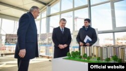 Porezident Shavkat Mirziyoyev Toshkent hokimi Jahongir Ortiqxo‘jayev bilan yangi loyihani muhokama qilmoqda.