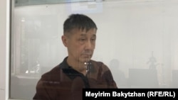Айдар Мубараков в стеклянной кабине для подсудимых. Алматы, 17 июля 2025 года