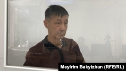 Айыпталушылардың бірі Айдар Мүбәраков сот кезінде. Алматы, 17 шілде, 2025 жыл.