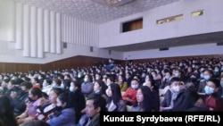 Спектаклдин көрүүчүлөрү.