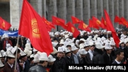 Кыргыз туусун желбиреткен ак калпакчандар. Бишкек, Ала-Тоо аянты, 4-март, 2013.