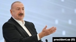 Президент Азербайджана Ильхам Алиев во время встречи с участниками III Шушинского глобального медиа-форума. 19 июля 2025 г.