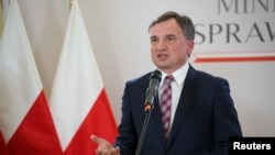 Генпрокурор Польщі Збіґнєв Зьобро повідомив, що ведеться розслідування, і крім прокурорів, на місці працюють військові експерти, поліція, жандармерія і представники Служби військової контррозвідки