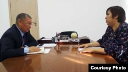 Омбудсмен Токон Мамытов и представитель "Комитета защиты политзаключенных".