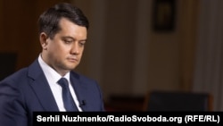 На початку нового політичного сезону Радіо Свобода писало, що головна інтрига осені полягає в тому,  чи наважаться на Банковій  усунути з посади глави парламенту Дмитра Разумкова та хто в цьому питанні може стати союзником Офісу президента