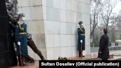 Президент 2002-жылы Аксы окуясында жана 2010-жылы Апрель окуясында элдин эркиндиги үчүн курман болгондордун элесине арналган монументке гүл коюуда. Бишкек шаары, 17-март, 2021-жыл 