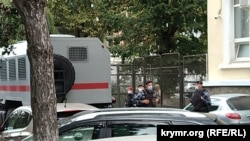 Российские силовики у Киевского районного суда Симферополя, архив
