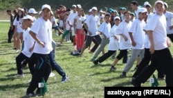 Дети принимают участие в «Фестивале здоровья». Алматы, 7 сентября 2013 года.    